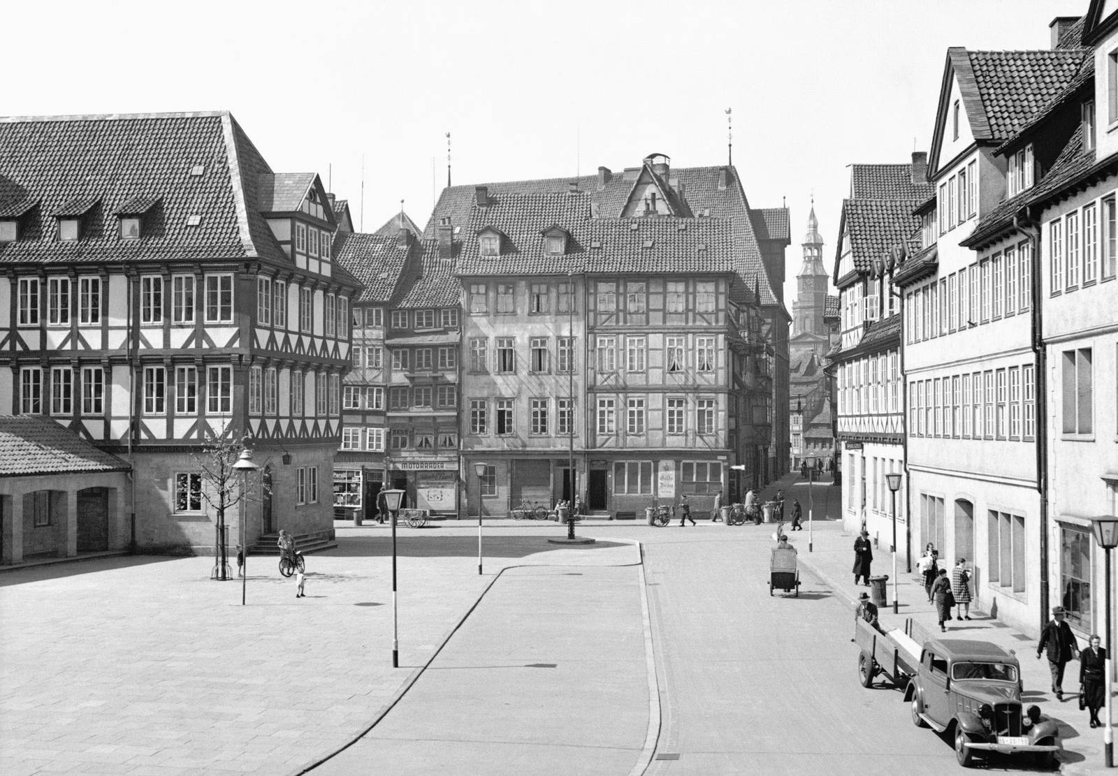 Der neue Ballhof, Ballhofplatz, Roßmühle und Burgstraße 35, 36, 37 und 38 (angeschnitten), Foto von Hans Pusen, 1938 oder Juni 1940
